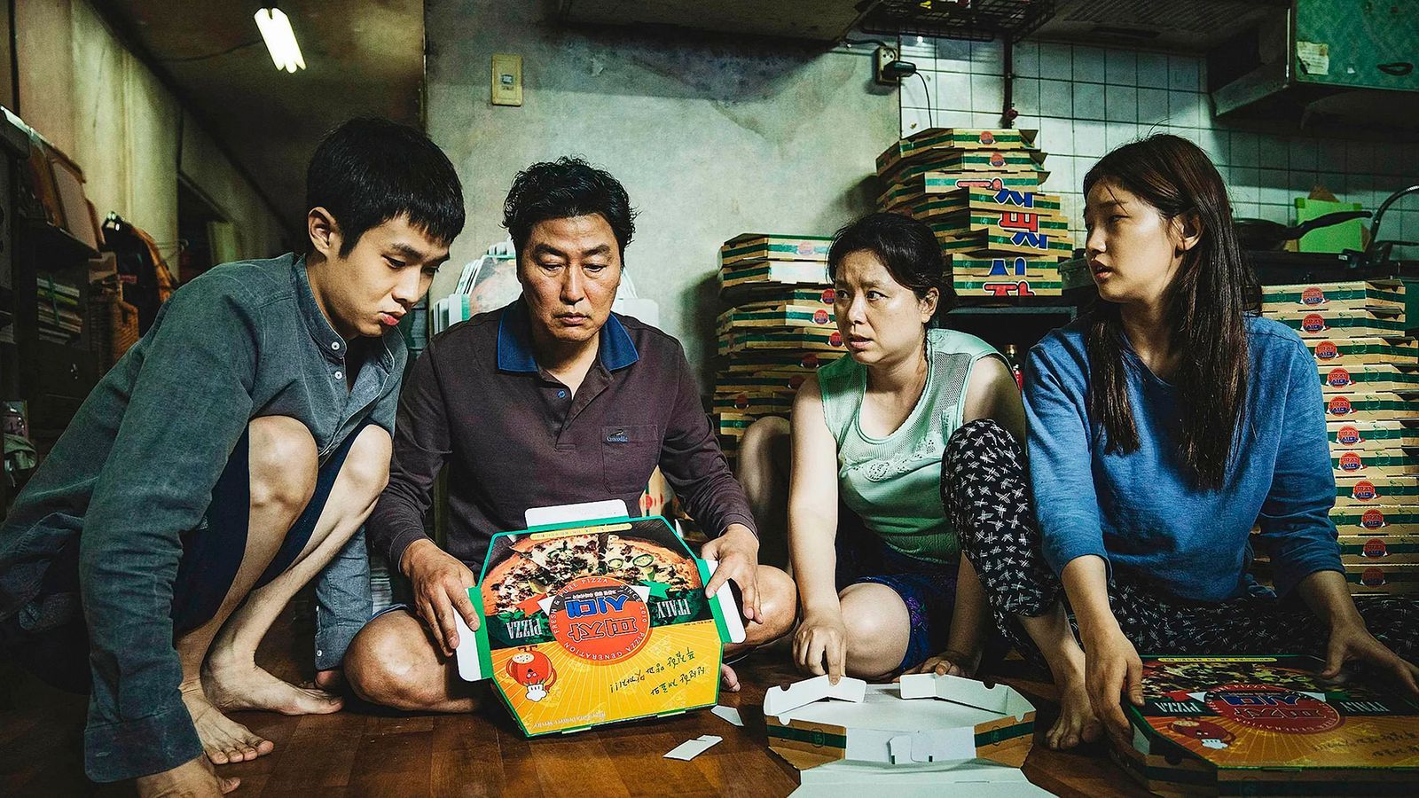 Escena de la película Parasite (2019) de Bong Joon-ho: la familia Kim en el semisótano de su vivienda en Seúl, Corea del Sur.