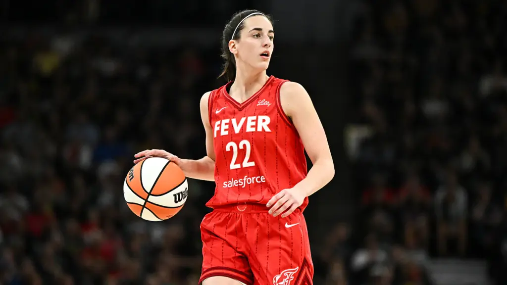 Caitlin Clark durante un partido con Indiana Fever en la WNBA.