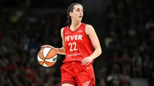 Caitlin Clark durante un partido con Indiana Fever en la WNBA.