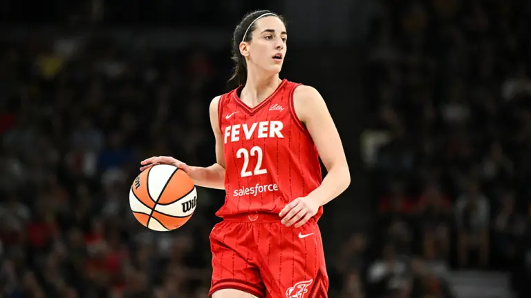 Caitlin Clark durante un partido con Indiana Fever en la WNBA.