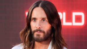 Jared Leto durante una alfombra roja en un evento de Hollywood.