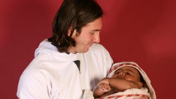 Lionel Messi sostiene al bebé Lamine Yamal en una fotografía de 2007 junto a una imagen actual de ambos antes de la final de la Copa del Mundo.