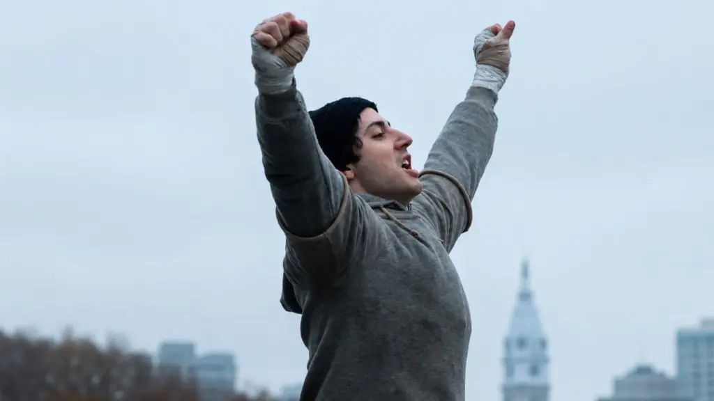 Sylvester Stallone durante los inicios de su carrera, inspirado en la historia real detrás de la creación de Rocky Balboa.