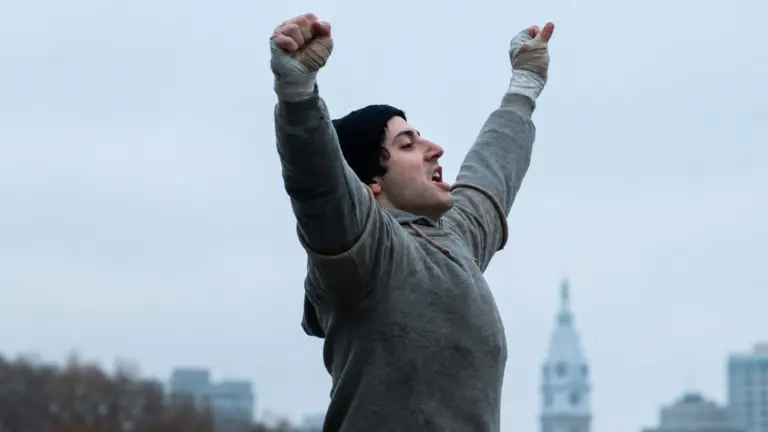 Sylvester Stallone durante los inicios de su carrera, inspirado en la historia real detrás de la creación de Rocky Balboa.