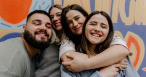 padres latinos conversando con su hijo bilingüe en casa, representando el uso del español y el inglés entre generaciones.