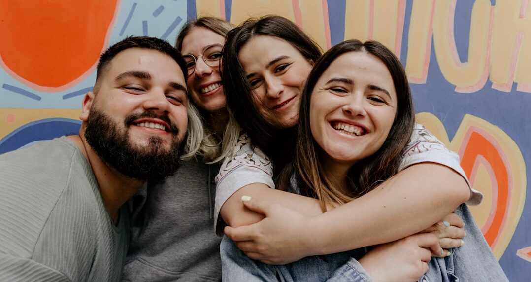 padres latinos conversando con su hijo bilingüe en casa, representando el uso del español y el inglés entre generaciones.