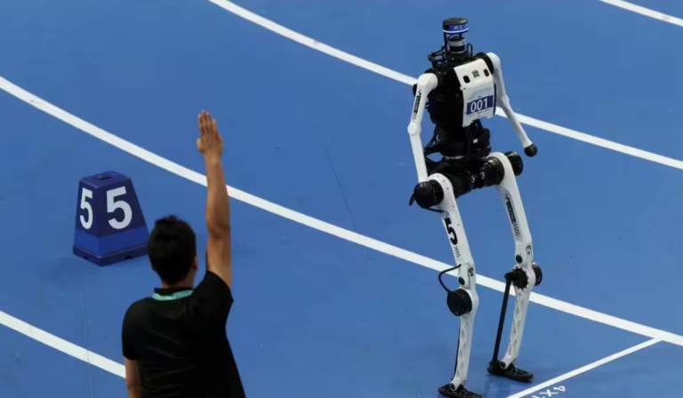 Robot humanoide compitiendo en los Juegos Robóticos 2026 en Beijing