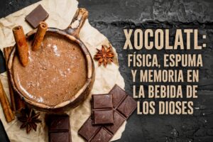 Chocolate caliente preparado con cacao y molinillo tradicional mexicano