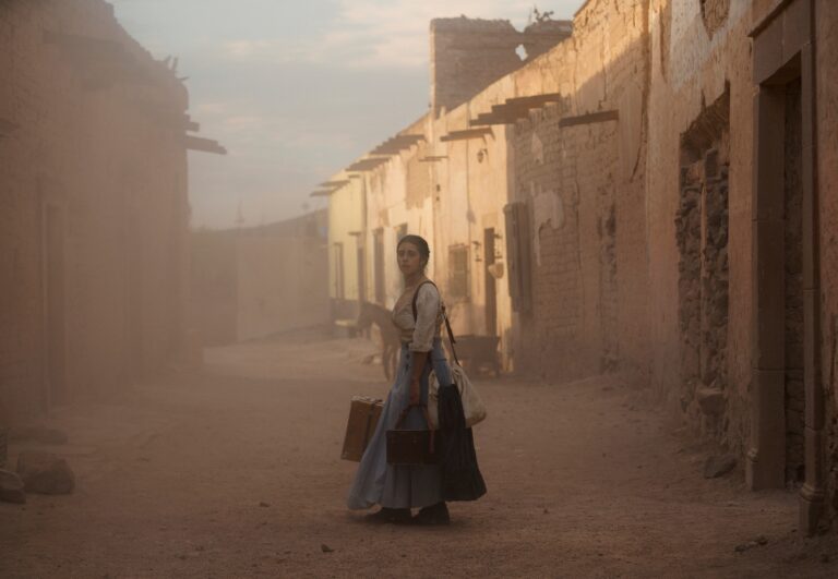 Renata Vaca como Emilia Sauri en la serie Mal de amores de Netflix