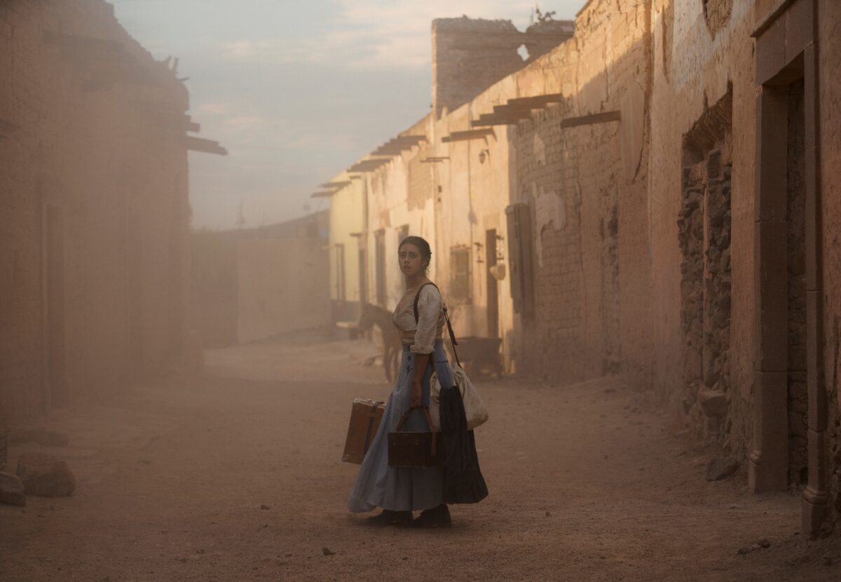 Renata Vaca como Emilia Sauri en la serie Mal de amores de Netflix