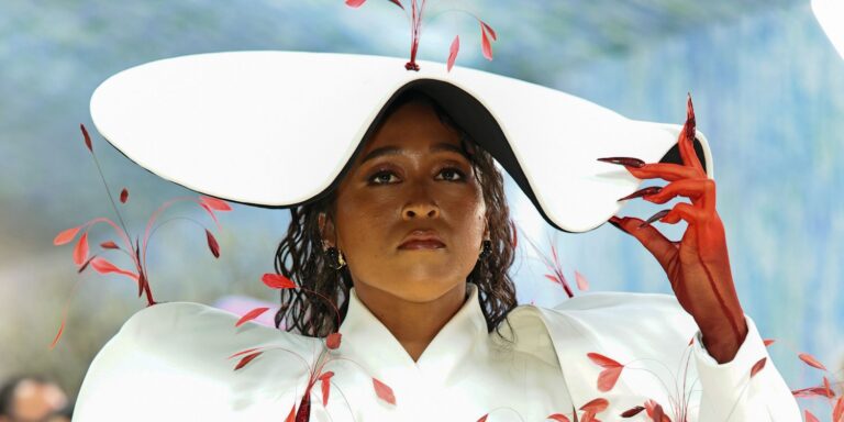 Naomi Osaka con uno de sus looks de moda durante una aparición vinculada al tenis.